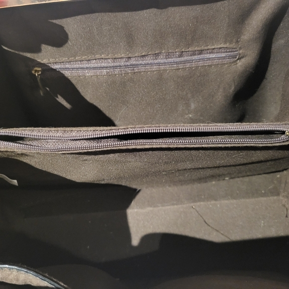 SOLD - Elegant Shinny Black Handbag - Picture 5 of 5